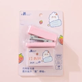 Roze aardbeienkonijn mini-nietmachine set met nietjes in blisterverpakking - Kersenbloesem Roze Aardbei Konijn
