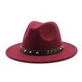 Dettaglio cappello fedora in lana bordeaux con cinturino in pelle e borchie dorate - M (56-58cm) / Borgogna