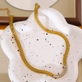 Collier double couche doré chaîne cubaine avec pendentif zircon baguette sur assiette - Blanc
