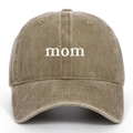 Détail de la broderie mom sur la casquette de baseball en coton lavé kaki - MOM / Kaki