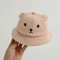 Dettaglio cappello alla pescatora neonato con orecchie da orso 3D e ricamo viso - Cachi (Velluto a coste)