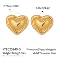 Detailansicht der goldenen Herzohrringe mit Abmessungen 2,73 cm x 3,06 cm und wasserfest - Alles Gold Stil (YYE025240-G)