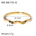 Detailansicht des goldenen Edelstahl-Armreifs mit Wellenmuster und 6,1cm Innendurchmesser - Goldener Wellenförmiger Offener Armreif (NB-B6170-G)