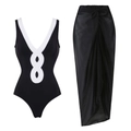 Detalle del traje de baño negro con nudo blanco y pareo a juego para un estilo elegante - S / Conjunto Cuello en V
