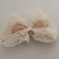 Barrette à cheveux avec ruban rose, organza plissé et pierre précieuse rectangulaire - Nœud beige 3D avec strass