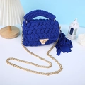 Sac bandoulière en tissu tissé bleu fait main avec un détail de chaîne dorée élégante. - S / Bleu