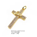 Détail du pendentif croix plaqué or 14K avec incrustation de zircon et gravure Love - Style 8