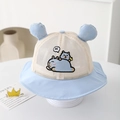 Dettaglio cappello sole bimbo con rete traspirante e ricamo orso con orecchie 3D - 50cm (1-3 anni) / Azzurro
