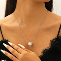 Detailopname van zilveren ketting met witte opaal edelsteen op zwarte kanten stof - Wit K Halsketting (N-005)