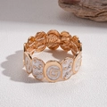 Dettaglio del bracciale smaltato dorato con motivo a stelle ed elastico con strass - Oro & Bianco