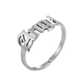 Makroansicht der gotischen GIRL-Prägung auf dem verstellbaren silbernen Ringband - Engel / Silber