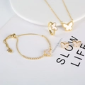 Elegantes goldenes Schmetterling-Schmuckset mit Kette, Ring, Armband und Ohrsteckern - Weißes Schmetterlingsset