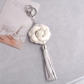 Eleganter weißer PU-Leder Kamelien Schlüsselanhänger mit Quaste und Silberring - Weiß (Silberne Beschläge)