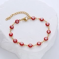 Detalle de pulsera de mal de ojo dorada con cuentas de esmalte rojo y cierre de mosquetón - Rojo