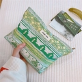 Dettaglio del tessuto jacquard floreale verde con etichetta Simple Wish sulla trousse trucco - Farfalla a Strisce a Contrasto Verde Oro