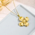 Élégant collier pendentif fleur dorée avec texture en métal brossé sur un plateau - 81248 Collier Fleur (Or)