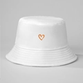 Dettaglio del ricamo a cuore arancione su un cappello a secchiello in tela bianca - M (56-58cm) / Bianco