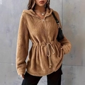 Macro-detail van bruine teddy fleece hoodie met verstelbaar trekkoord in de taille en rits - S / Khaki