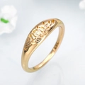 Detalle del sello S925 grabado en un anillo chapado en oro con relieve de flores - US 6 / Dorado