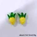 Détail du pendentif ananas en verre jaune avec feuilles vertes, taille et poids inclus - Ananas