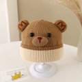 Detalle del gorro de punto infantil con orejas de oso y detalles bordados de cara adorable - 2-5 Años / café