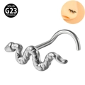 Piercing de nez serpent en titane G23 poli avec vue sur le rendu porté par le modèle - 0.8x7mm / Couleur Acier Tige en S