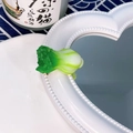 Divertido clip de pelo con forma de verdura verde sobre bandeja de espejo de corazón - Verdura Verde