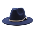 Détail du chapeau fedora bleu foncé avec ruban beige et boucle dorée chic - Bleu marine