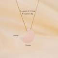 Dettaglio della collana con pendente a luna in quarzo rosa placcato oro 14K e misure - Collana luna in quarzo rosa / Oro