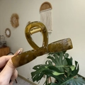 Nahaufnahme der olivgrünen Haarklammer aus Acetat mit elegantem Schleifen-Design - Groß (10cm) / Gelee Gelbgrün