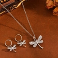 Set gioielli libellula argento con ali di cristallo e perle su sfondo vintage - Set Libellula in Zirconia Bianca Argentata (T031)