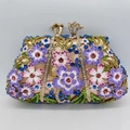 Detalle del bolso de mano con flores esmaltadas y pedrería sobre marco dorado champán - Dorado Multicolor