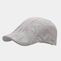 Detalle de la gorra deportiva gris con malla transpirable y estampado lateral - Ajustable / Gris claro