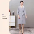 Accappatoio a nido d'ape grigio argento unisex con profili bianchi e cintura in vita - XL / Uomo / Grigio Argento