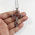 Collana con pendente a croce gotica in argento con cinque pietre rosse tonde - Argento