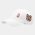 Detalle del bordado chino rojo y el diseño de danza del león en la gorra de béisbol blanca - Ajustable / Blanco