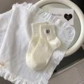 Chaussettes en tricot blanc cassé avec broderie nœud noir et bords côtelés - Broderie Noeud Blanc
