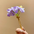 Vue détaillée d'une épingle à cheveux élégante en tissu violet avec tige dorée. - Épingle À Cheveux N° 16 - Or - Violet