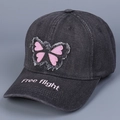 Detail der rosa Free Flight Stickerei auf dem dunkelgrauen Denim-Schirm des Caps - Grau / M (56-58cm)