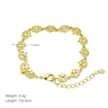 Detailansicht des 18k vergoldeten Armbands mit Mond- und Sternanhängern und weißen Zirkonia - Stern- und Mondstil (DB240916-D)