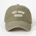 Détail de l'imprimé SHIT SHOW SUPERVISOR sur une casquette en coton kaki délavé - Khaki Foncé