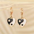 Goldene Herz-Ohrringe mit Yin-Yang-Muster aus schwarz-weißem Emaille auf Astständer - Schwarz Weiß