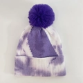 Détail de la texture en maille côtelée et du motif tie-dye violet sur le bonnet à pompon - Violet