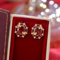 Orecchini a farfalla placcati oro 18K con zircone rosso in scatola di velluto - Orecchini a Bottone a Farfalla con Zircone Rosso Ovale e Perno in Argento Sterling 925 (HE28294)