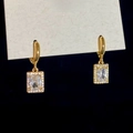 Dettaglio orecchini pendenti quadrati dorati con micro-pavé di zirconi su cartoncino - Quadrato Oro