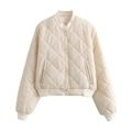 Detail der cremefarbenen Steppjacke mit Rautenmuster und gerippten Bündchen - S / Elfenbein