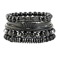 Detail eines mehrlagigen Lederarmbands mit Tigerauge-Stein und verzierten Metallperlen - Schwarzes 4-teiliges Set