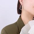 Orecchini a cerchio rettangolari in argento minimalista con finitura lucida su modella - Argento
