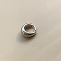 Orecchini a cerchio in argento minimalisti con finitura metallica su tessuto beige - 10mm Paio / Argento