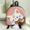 Dettaglio dello zaino rigido rosa per bambini con gatto cartoon e pompon bianco soffice - Marrone